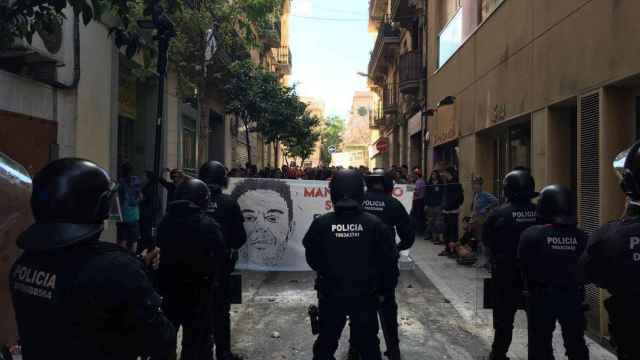 Mossos d'Esquadra ante activistas del 'Banc Expropiat' de Gràcia / EP