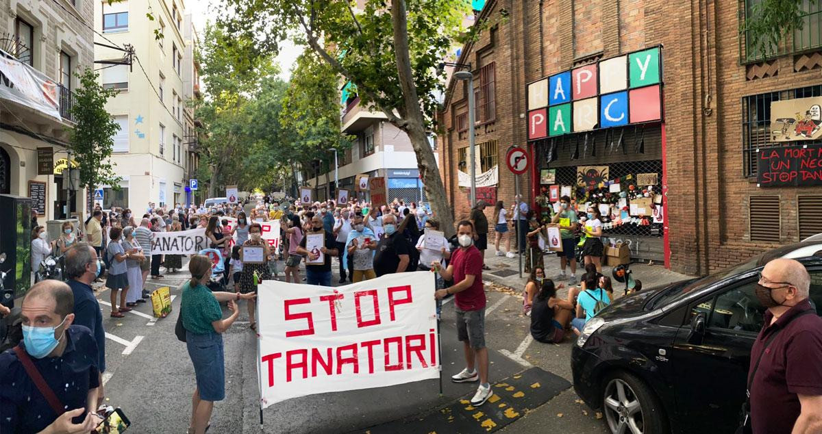 Los vecinos contrarios al Tanatorio de Sants, durante una protesta en Barcelona / TWITTER