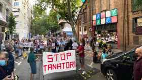 Los vecinos contrarios al Tanatorio de Sants, durante una protesta en Barcelona / TWITTER