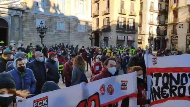 Protesta de los trabajadores del Metro de Barcelona ante el ayuntamiento / EP