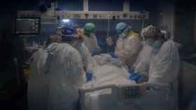 Sanitarios atienden a un paciente con Covid en una uci / EP