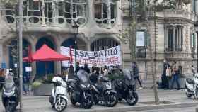 Empleados protestan ante Casa Batlló durante su huelga / E.B.