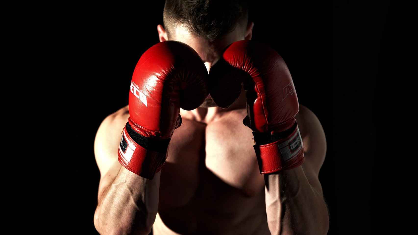 Un boxeador posa con una posición defensiva / CG