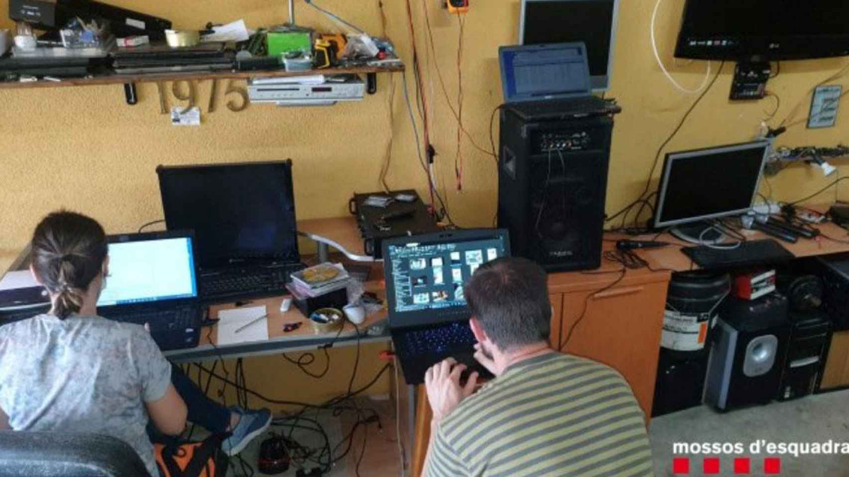 Policías investigan los dispositivos del informático detenido por espiar mujeres / MOSSOS