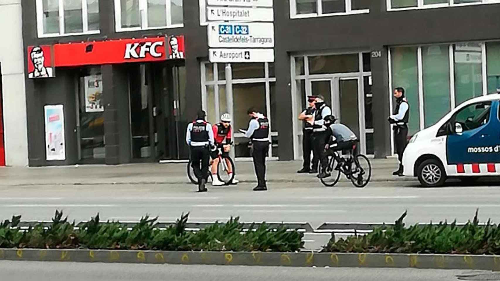 Imagen de agentes de los Mossos d'Esquadra levantando acta a dos ciclistas en pleno confinamiento / CG