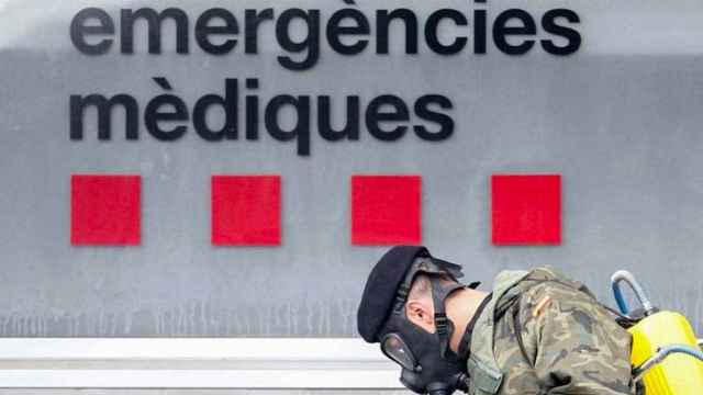 Un militar durante la emergencia por el coronavirus desinfecta los alrededores del Hospital Trias i Pujol (Can Ruti ) / EFE