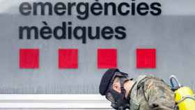 Un militar durante la emergencia por el coronavirus desinfecta los alrededores del Hospital Trias i Pujol (Can Ruti ) / EFE