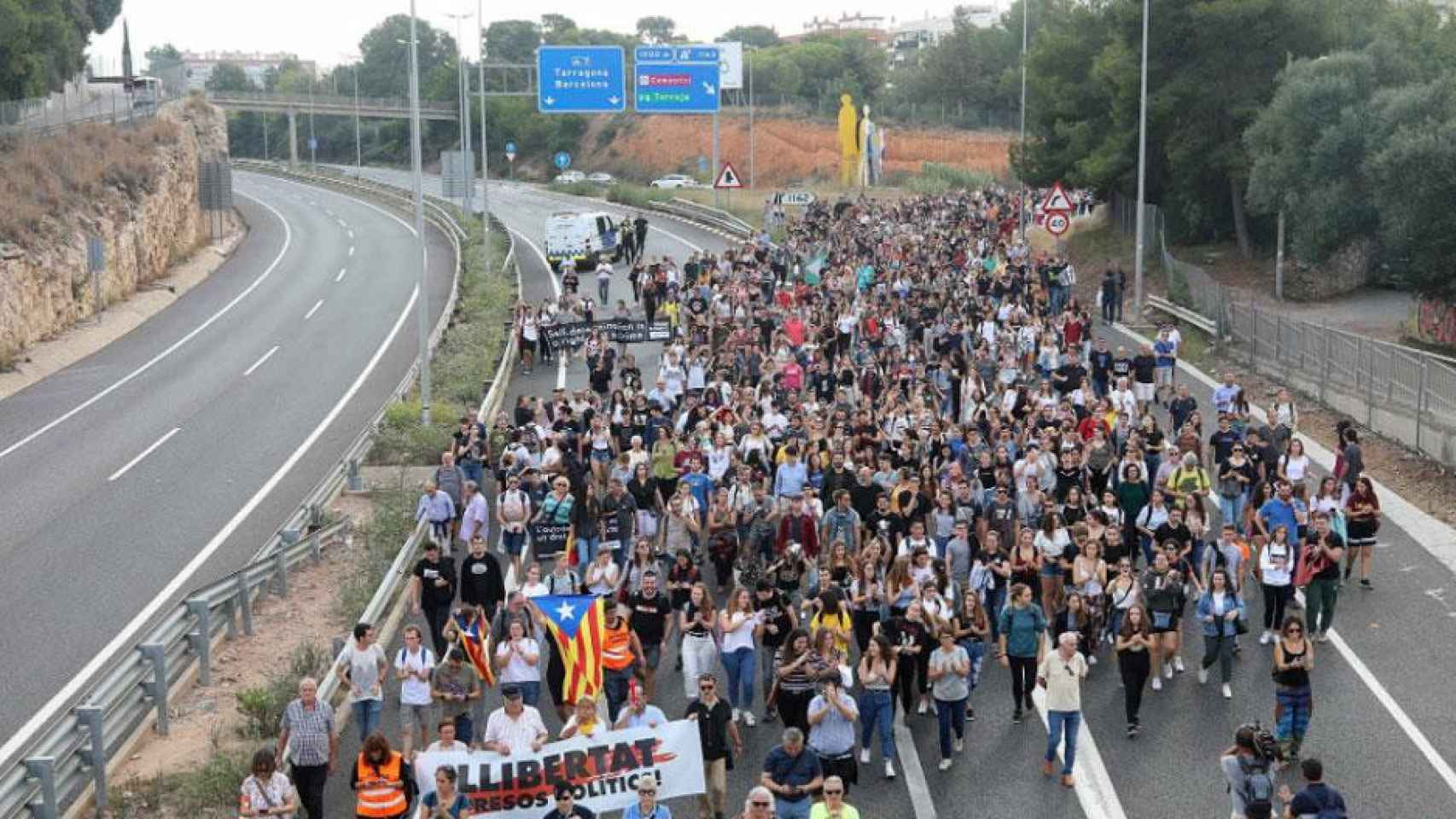 Manifestantes cortan el tráfico por carretera contra la condena del 1-O / EFE