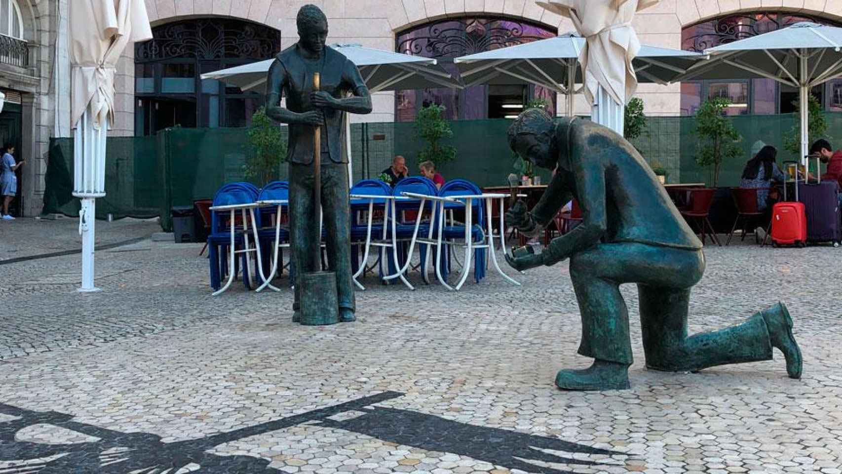 Las dos esculturas con las que los lisboetas rinden homenaje a los empedradores, forjadores del histórico y curioso adoquinado de las calles de la capital de Portugal / CG