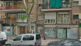 Uno de los locales de Rambla Prim (Barcelona) con okupas / GOOGLE