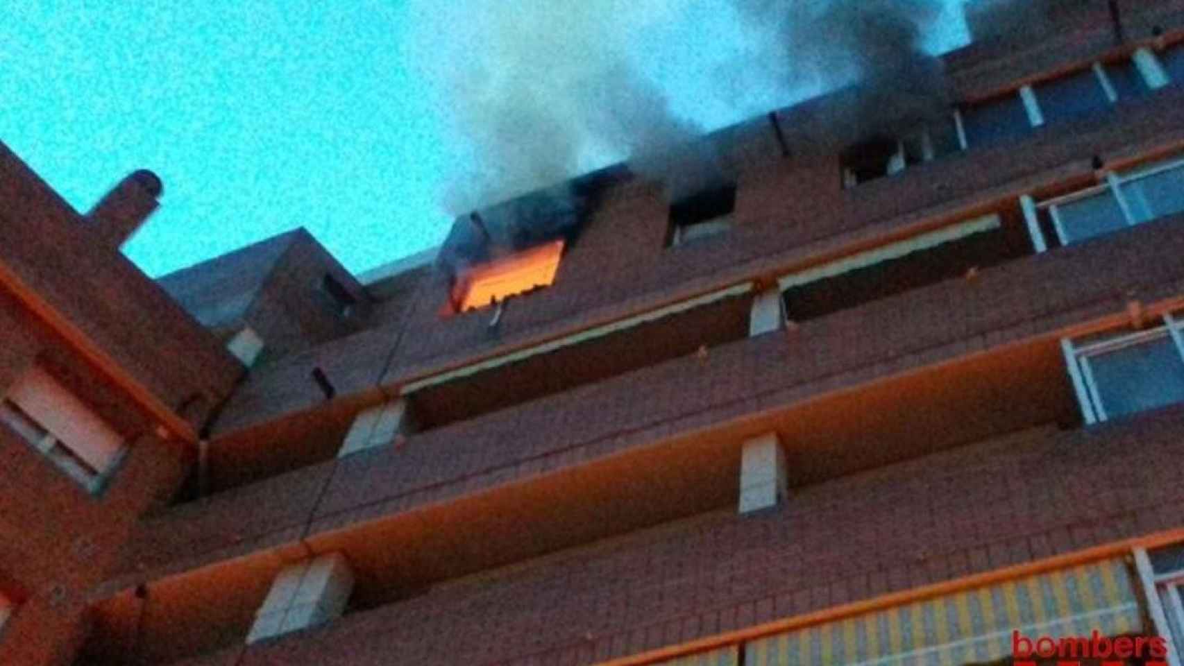 Imagen del incendio en un bloque de viviendas de Terrassa, en el que ha fallecido una mujer