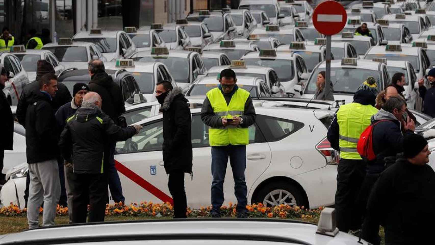 Centenares de taxistas madrileños concentrados en las instalaciones feriales de Ifema / EFE