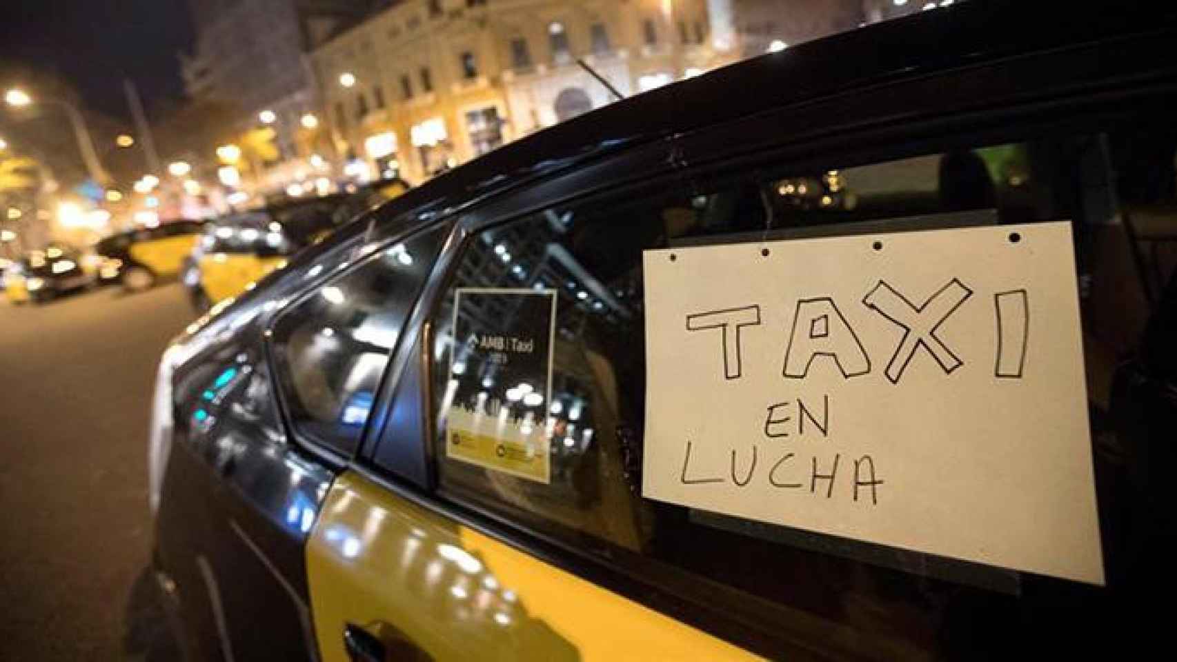 Los taxistas deciden en asamblea continuar la huelga y permanecer acampados en el centro de Barcelona / EFE