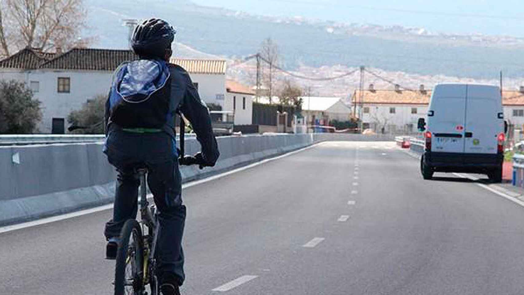 Un ciclista circula por la carretera / EP