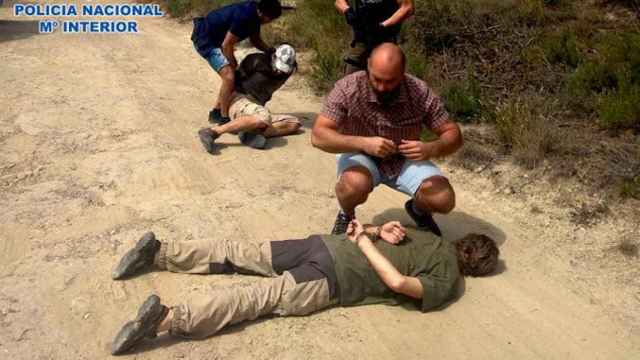 El momento de la detención del presunto pederasta holandés en Castellterçol / CNP