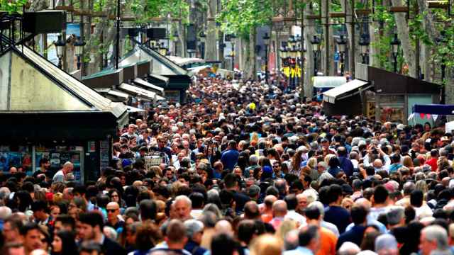 Vista de Las Ramblas abarrotadas de gente durante la Diada de Sant Jordi / EFE