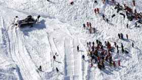 Los equipos de emergencias trabajan en el rescate de varios esquiadores que fueron sorprendidos por una avalancha la estación de esquí de Tignes, en Los Alpes franceses, hace un mes / EFE