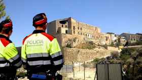 Imagen de archivo del castillo de Aspa (Lleida) y una pareja de Mossos d'Esquadra / FOTOMONTAJE DE CG