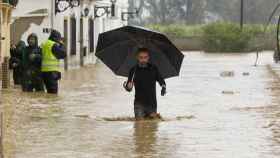Un hombre atraviesa una parte inundada de Cártama, uno de los municipios más afectados por la tromba de agua / EFE