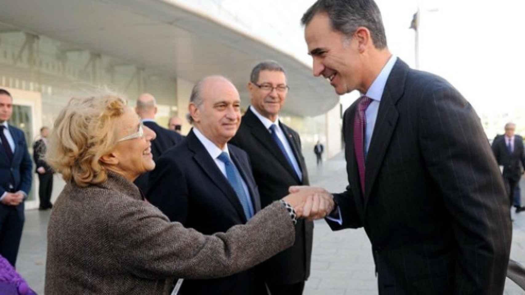 La alcaldesa de Madrid, Manuela Carmena, junto al jefe del Estado, Felipe VI, y el ministro del Interior en funciones, Jorge Fernández.