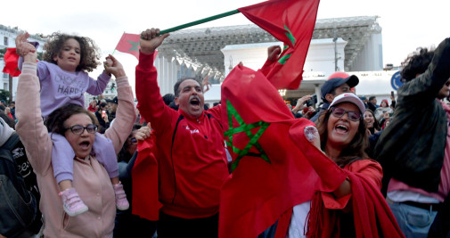 Aficionados celebran la victoria de Marruecos en los cuartos de final de la Copa Mundial de la FIFA 2022 entre Marruecos y Portugal, Rabat, Marruecos, 10 de diciembre de 2022. (Mundial de Fútbol, Marruecos) EFE/EPA/JALAL MORCHIDI