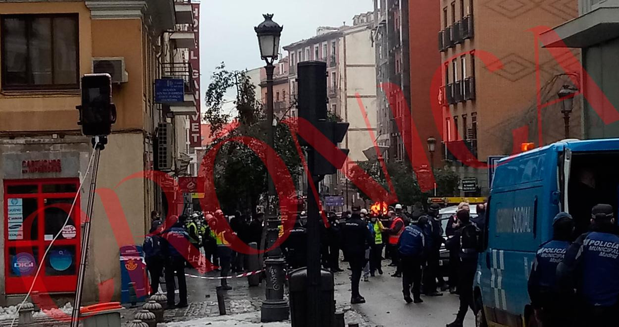 Fuego en los bajos del edificio donde ha habido una explosión en el centro de Madrid / CRÓNICA GLOBAL