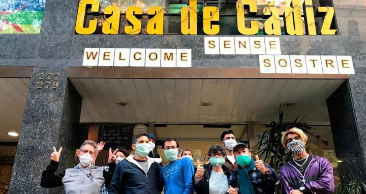 Los residentes en Casa Cádiz posan con las mascarillas / CEDIDA