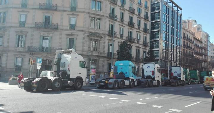 La marcha lenta de camiones colapsa la calle Aragón a la altura de Paseo de Gracia / CG