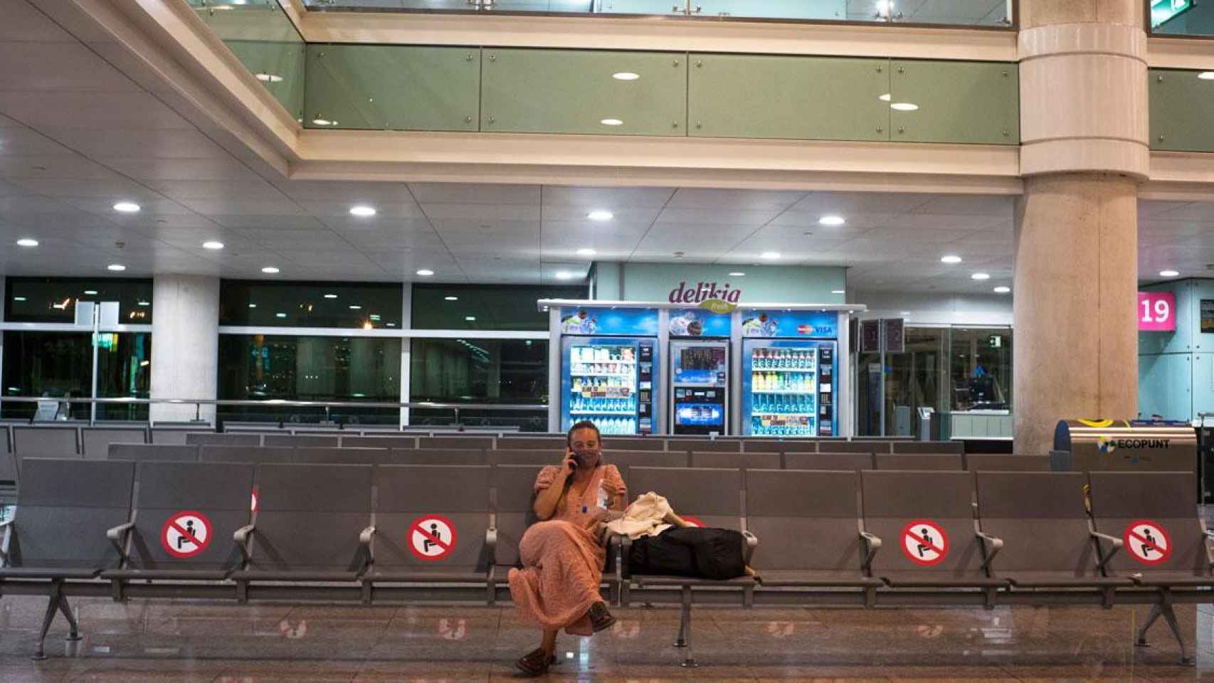 Una pasajera, sola en la Terminal 1 del aeropuerto de Barcelona / EP