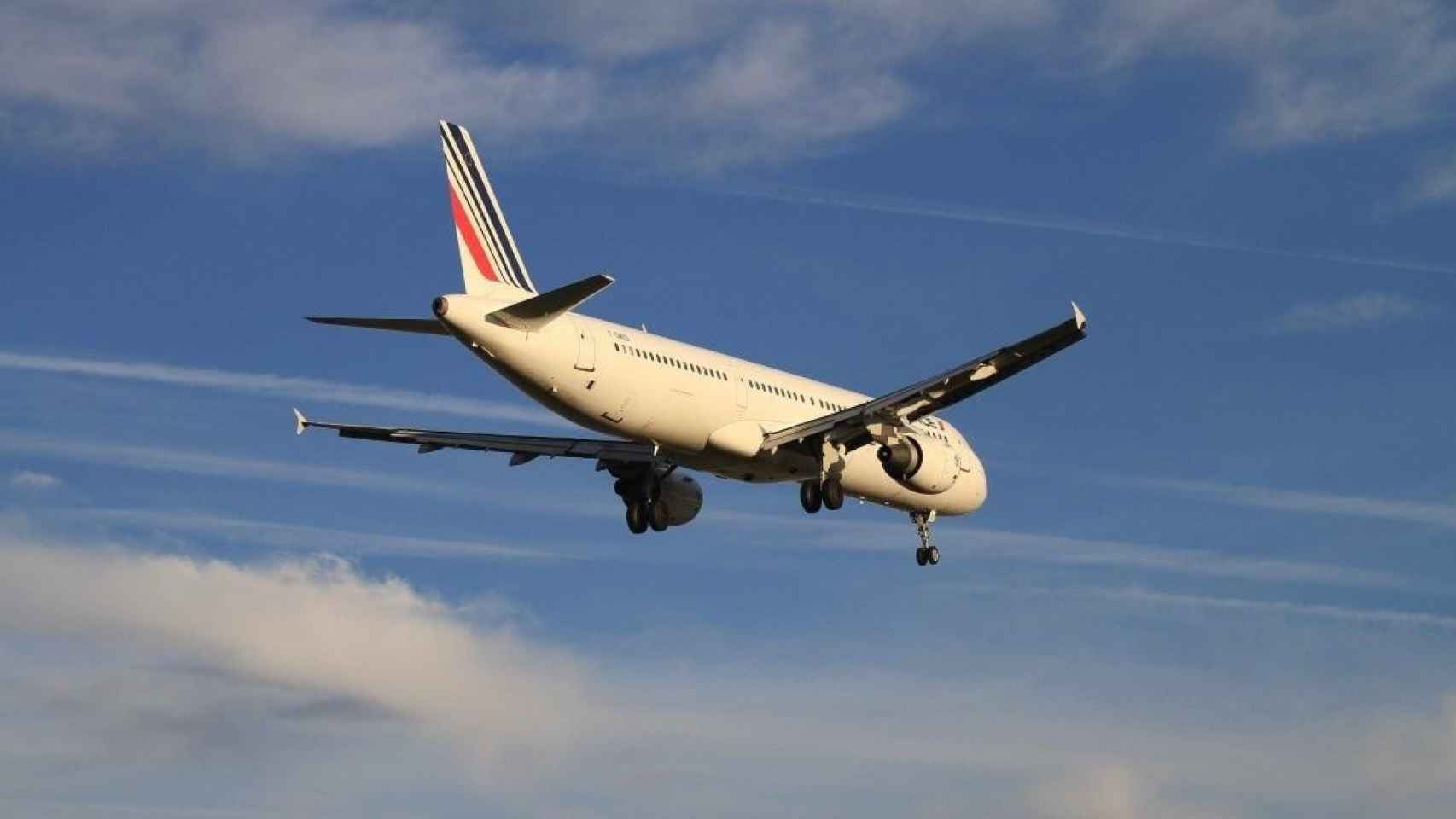 Un avión comercial durante un vuelo de transporte de pasajeros. Seguros de viaje / EP