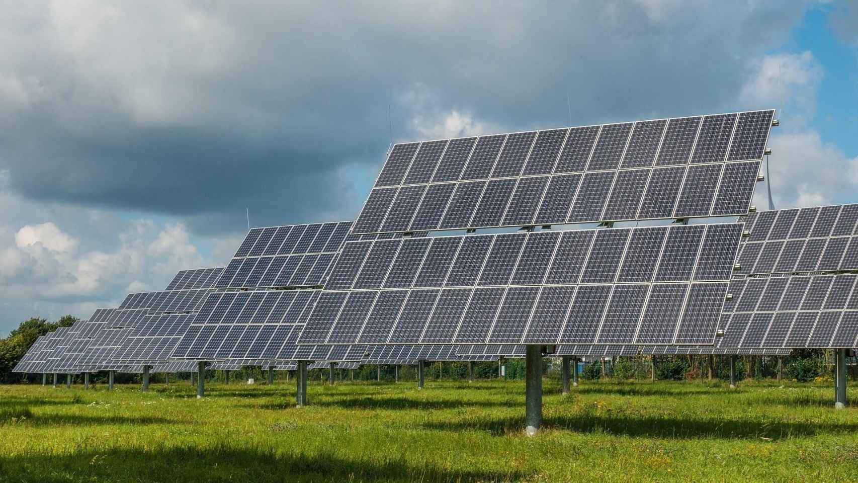 Una planta fotovoltaica, el sector en el que han invertido los Godia, Haro y el fondo Everwood / EUROPA PRESS