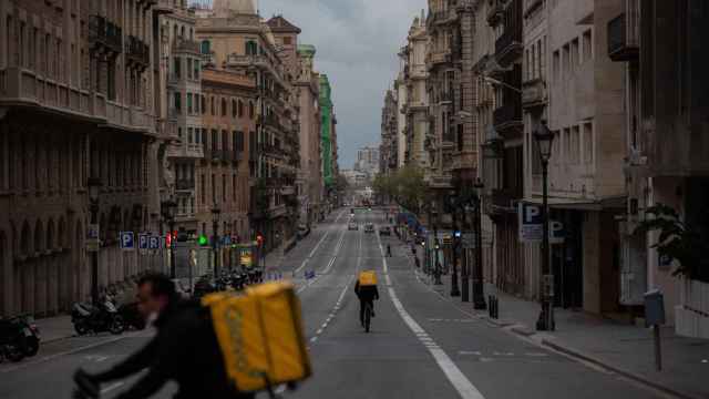 Dos 'ridders' de Glovo en Barcelona, durante la reclusión por el estado de alarma / EP