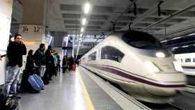Imagen de un tren AVE en la estación de Barcelona Sants, cuyos servicios mínimos son del 78% en la jornada de huelga convocada por CGT / EFE
