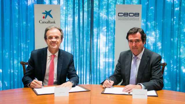 Los presidentes de CaixaBank y de la CEOE, Jordi Gual y Antonio Garamendi, firman una acuerdo para financiar a empresas