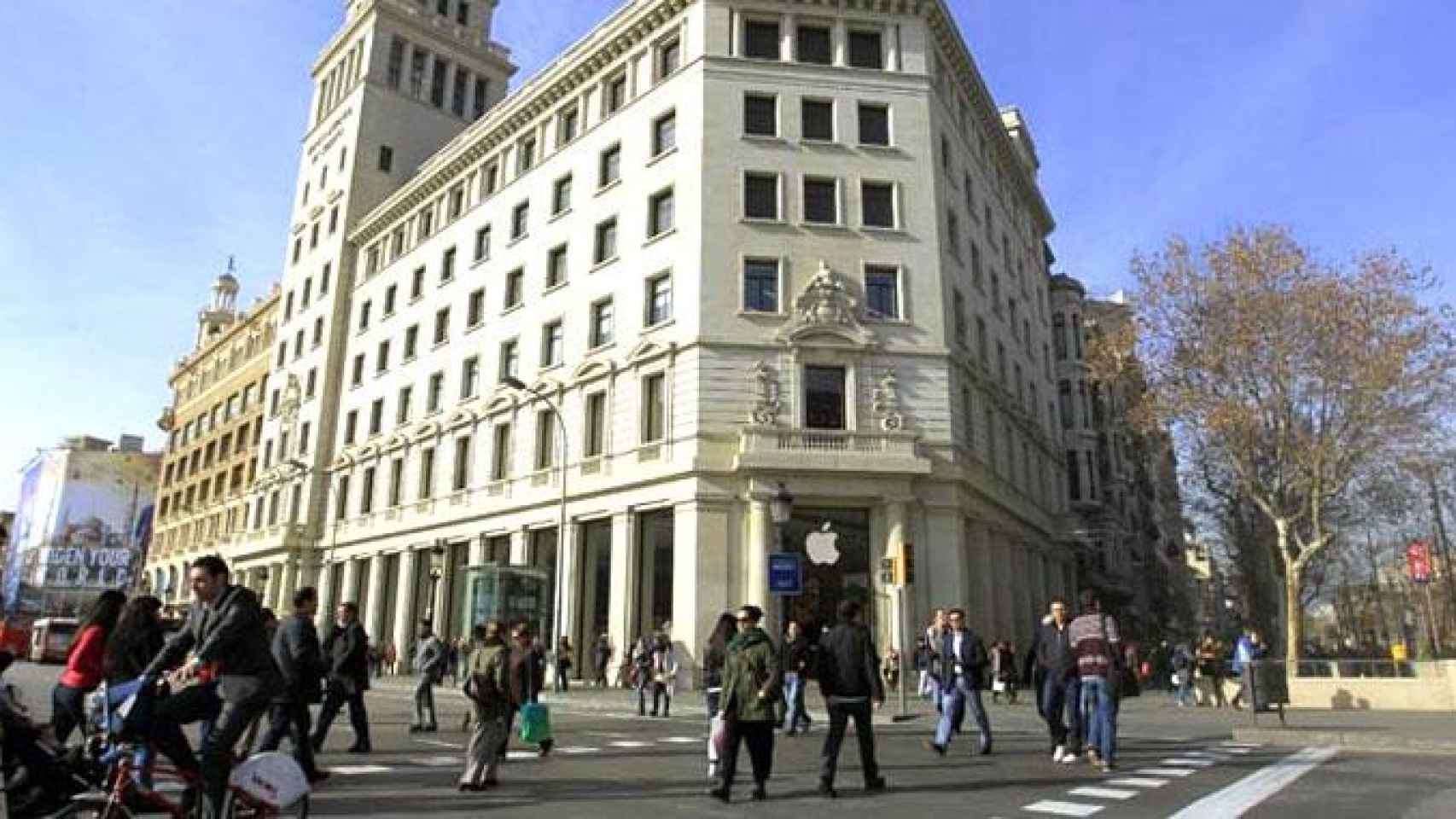 Imagen de la 'flagship store' de Apple en plaza Cataluña de Barcelona, la tienda que estará cerrada durante la próxima edición del MWC / EFE