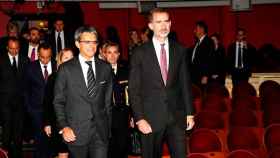El rey Felipe y el presidente de la Cámara de Comercio de EEUU en España (AmChamSpain), Jaime Malet, a su llegada a la cena de gala en el Teatro Real con motivo del centenario de la AmChamSpain ayer en Madrid / EFE