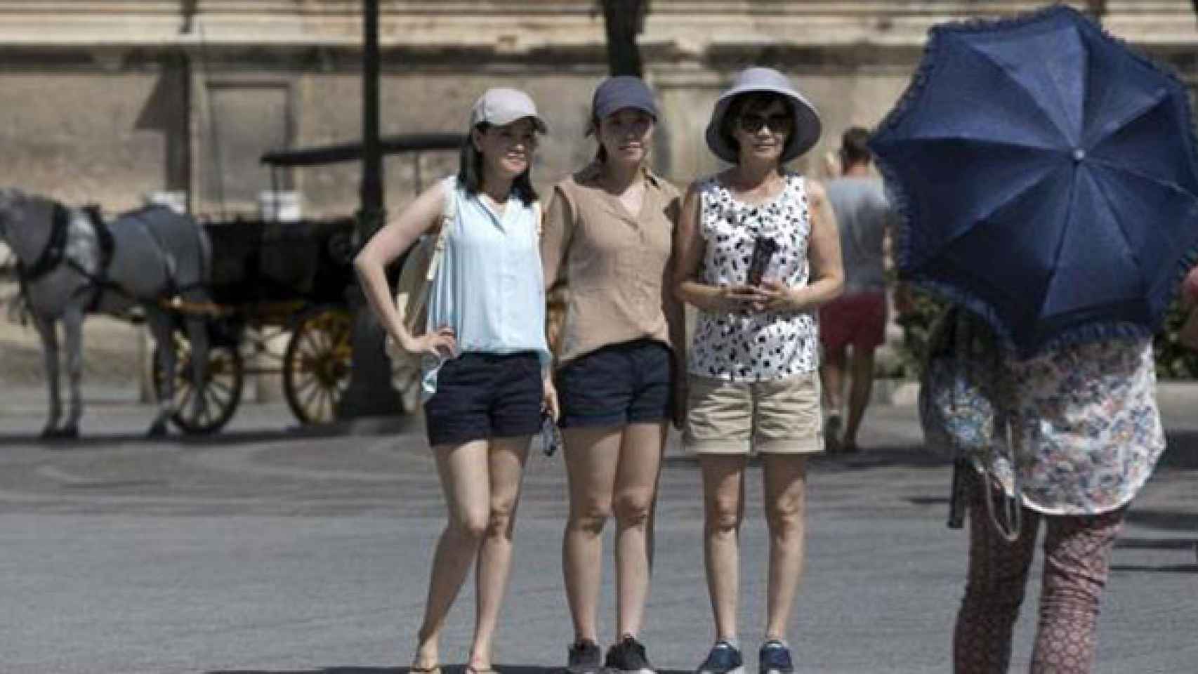 Tres turistas asiáticas posan para una foto en Sevilla / EFE