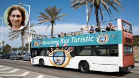 La alcaldesa de Barcelona, Ada Colau, y uno de los autobuses turísticos públicos de Barcelona