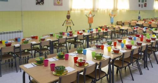 Un comedor escolar con las mesas preparadas / EP