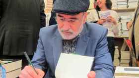 El escritor Fernando Aramburu, firmando libros en el Sant Jordi de 2019 / EP
