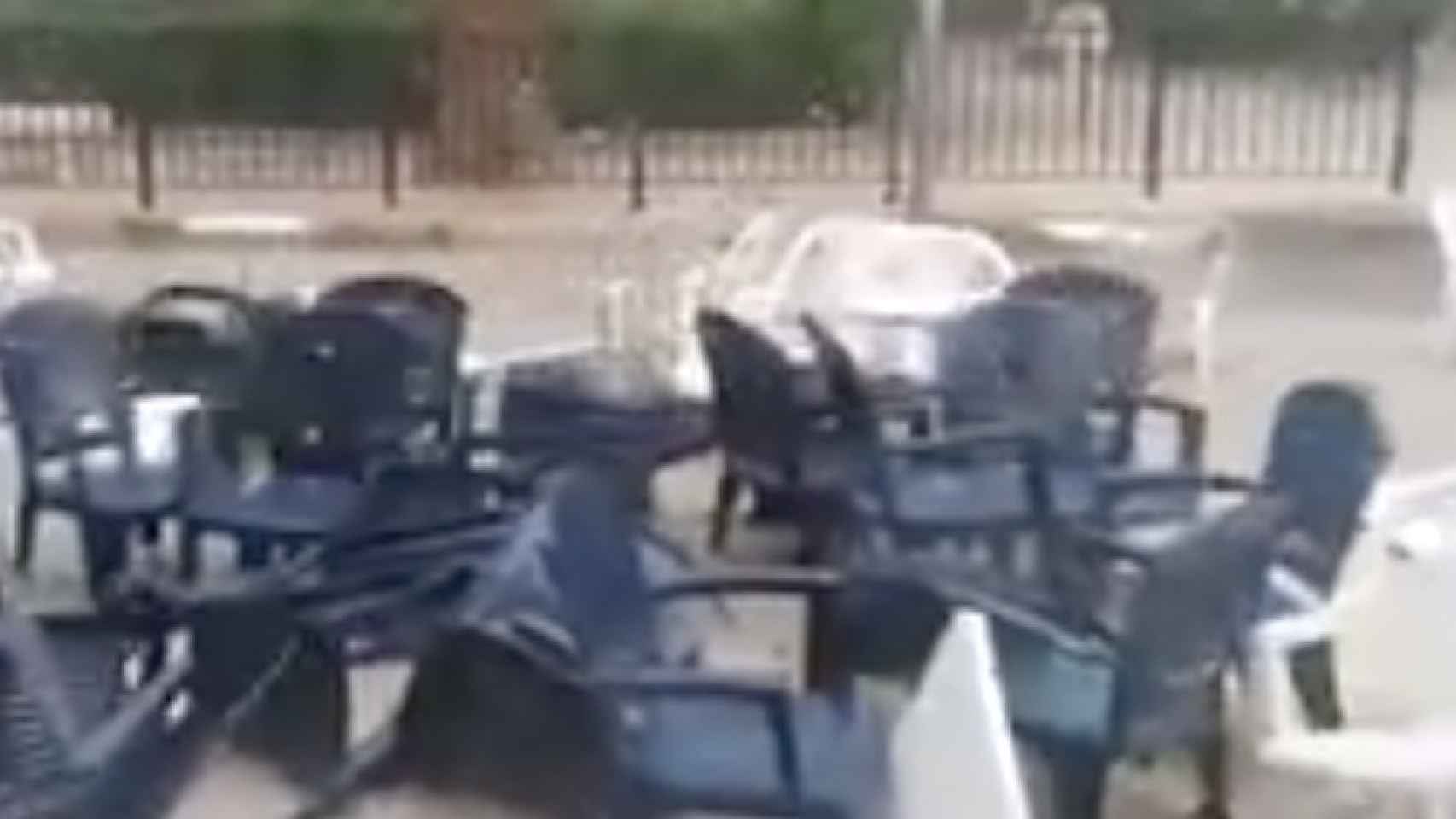 Las sillas se movían solas en la terraza / Twitter