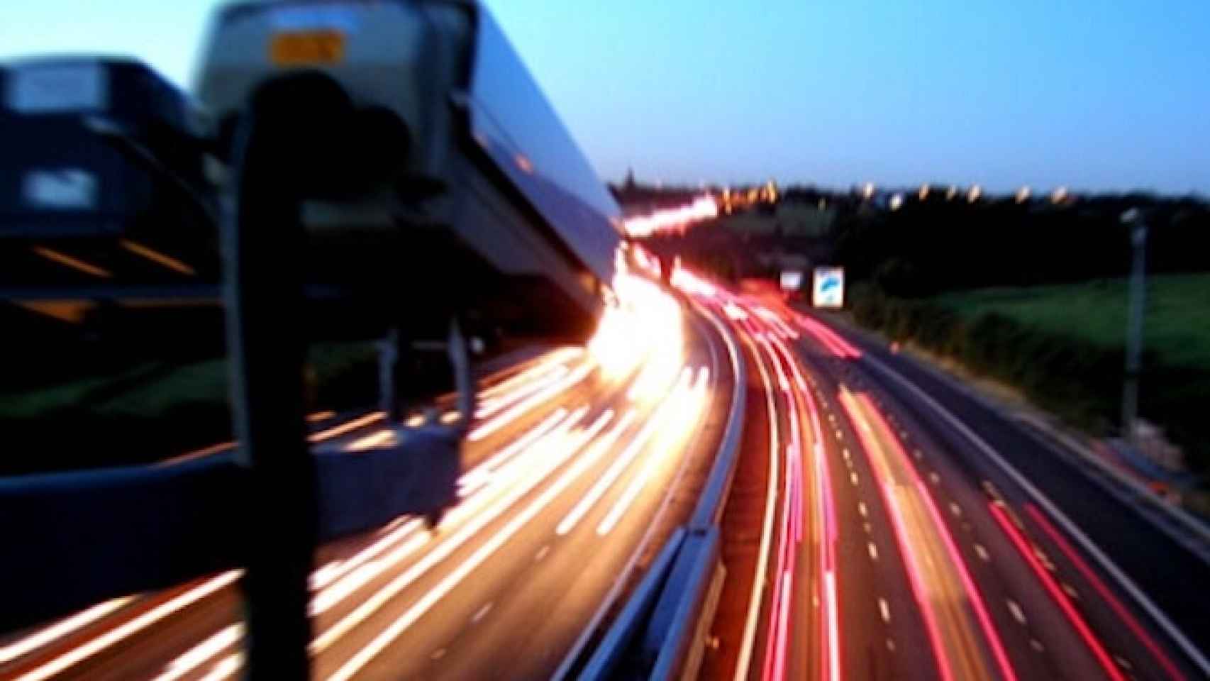 Una foto de archivo de una cámara de tráfico