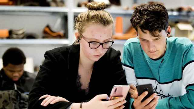 Dos jóvenes consultan sus móviles / EFE