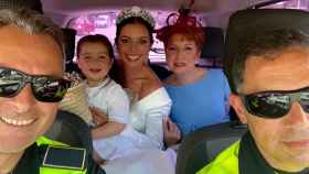 La novia, la madrina y su hija de camino a su boda en un coche de la Policía Local de Málaga / REDES