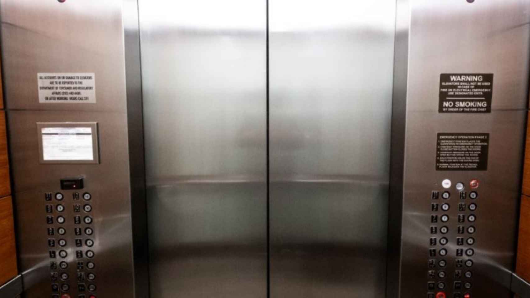 Un ascensor como este es protagonista de una de las fobias más comunes / Derrick Treatdwel en UNSPLASH