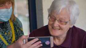 Una abuela comunicándose vía movil / Georg Arthur Pflueger en UNSPLASH