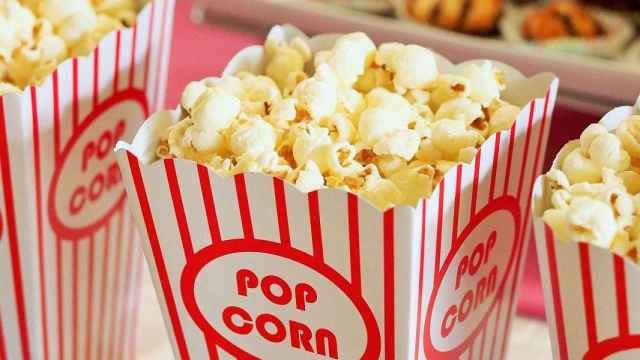 Un vaso lleno de palomitas para disfrutar de los estrenos de cine de enero 2020 / Deborah Breen Whiting EN PIXABAY