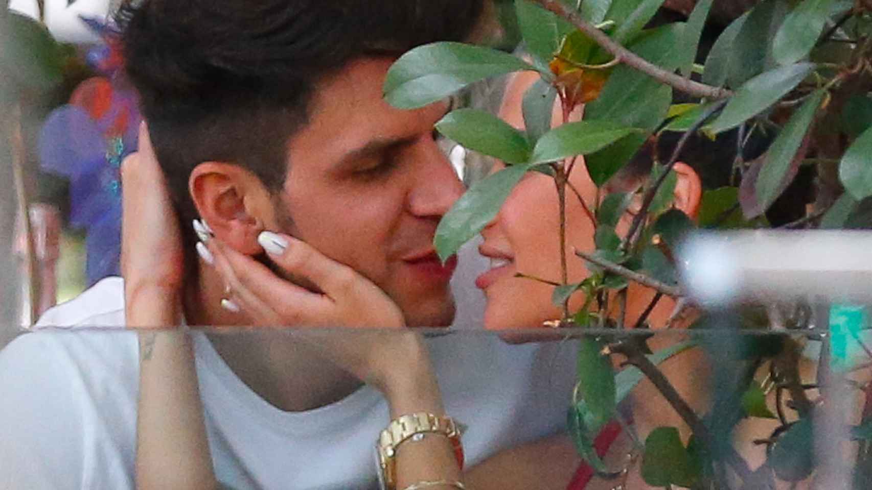 Diego Matamoros y Carla Barber se besan en una terraza de Madrid / AGENCIAS