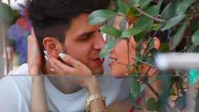 Diego Matamoros y Carla Barber se besan en una terraza de Madrid / AGENCIAS