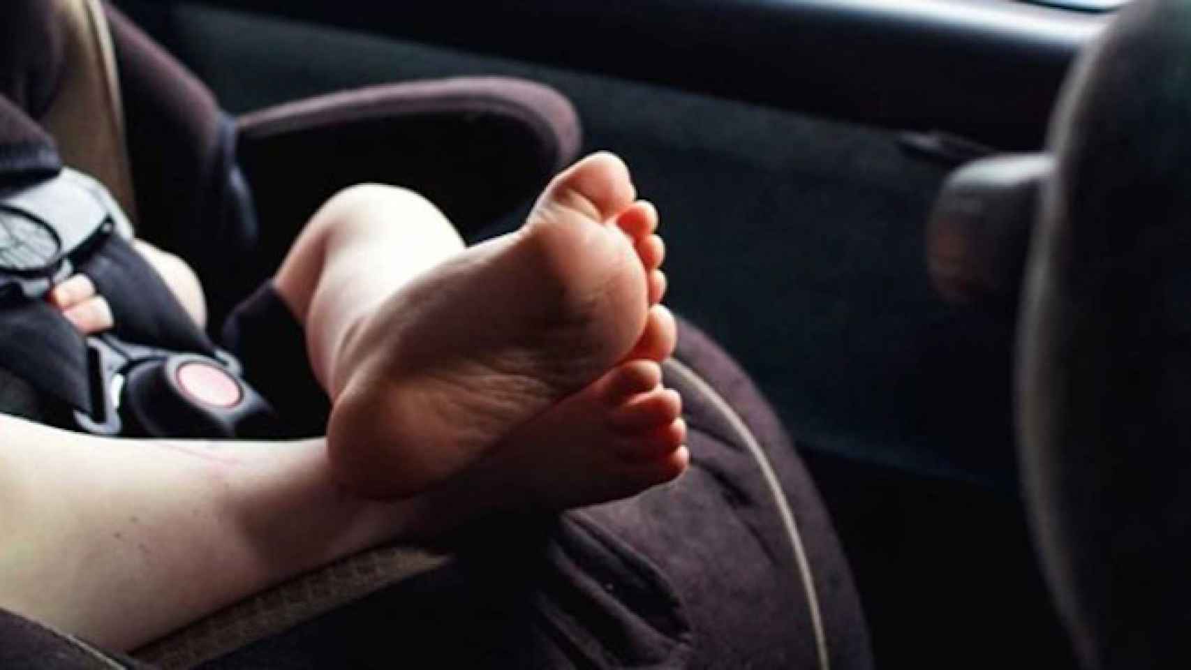 Imagen de archivo de un bebé dentro de un coche / EP